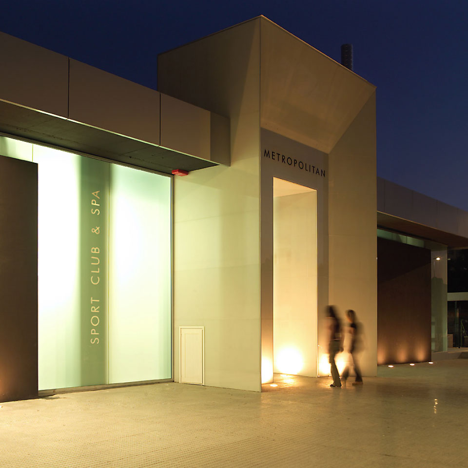 Proyecto arquitectura edificio comercial. Vista exterior nocturna